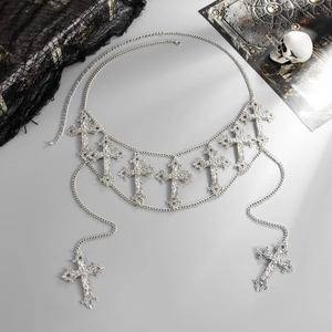 Detail van gotische meerlaagse metalen tailleketing met negen kruis hangers