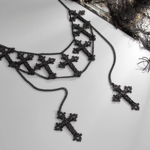 Gedetailleerd beeld van gotische zwarte gelaagde ketting met kruishangers en kant
