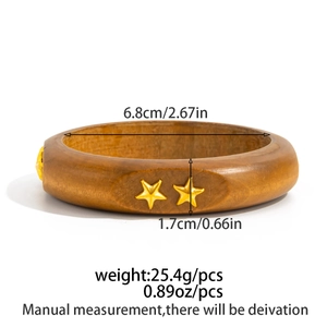 Vista dettagliata del bracciale in legno marrone scuro con stelle dorate e dimensioni
