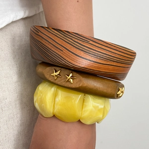 Set di bracciali retrò con venature del legno, stelle dorate e resina gialla sfaccettata