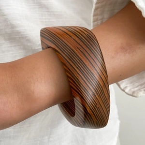 Bracciale in resina a strisce irregolari con trama venature legno in stile minimal