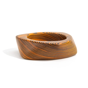 Bracciale rigido irregolare in resina con texture a strati arancione e marrone chic