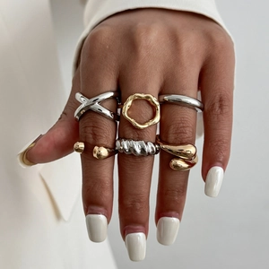 Ensemble de bagues empilables or et argent aux designs irréguliers de vagues et spirales