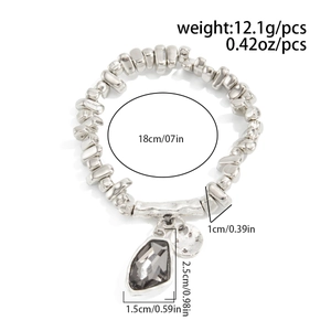 Dettaglio di bracciale a sfere argentate con gemma a goccia e indicazione delle misure