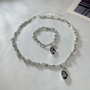 Dettaglio set collana e bracciale CCB argento con ciondoli a scudo grigio scuro