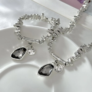 Set collana e bracciale in perline CCB irregolari con cristallo grigio scuro su vassoio