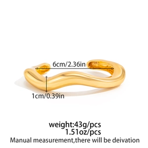Dettagli sulle dimensioni e sul peso di questo bracciale rigido dorato ondulato