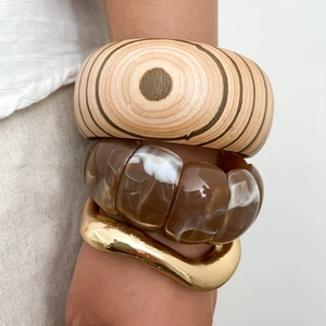 Set di 3 bracciali in legno, resina marmorizzata e metallo dorato irregolare da donna