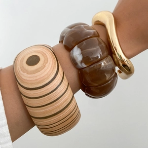 Set di bracciali irregolari con venature del legno resina e metallo dorato ondulato