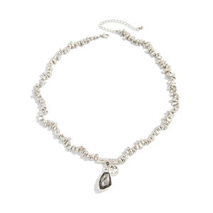 Collana di perline argentate con pendente in acrilico grigio e ciondolo in metallo inciso