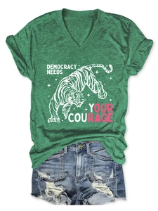 Dettaglio maglietta scollo a V con stampa tigre e slogan e pantaloncini in denim