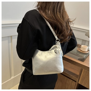 Sac à bandoulière argenté pour femme avec chaîne en perles et breloque en cœur