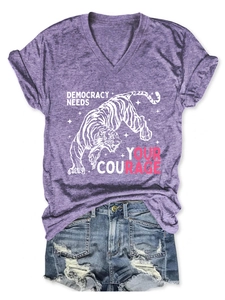 Dettaglio maglietta viola scollo a V con stampa tigre e shorts di jeans per l'estate