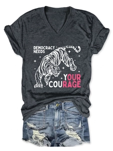 T-shirt grigio melange con scollo a V, grafica a tigre e pantaloncini in denim