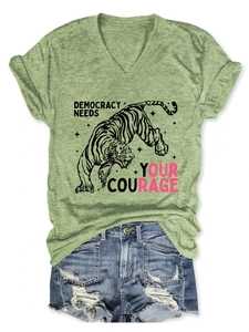 T-shirt verde con scollo a V e grafica a tigre abbinata a pantaloncini in denim