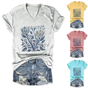 Dettaglio della stampa floreale e dello scollo a V sulla t-shirt casual da donna