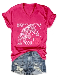 Set T-shirt rosa con scollo a V e stampa tigre con pantaloncini di jeans strappati