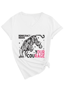 Dettaglio della grafica con tigre e testo su questa t-shirt in cotone bianco con scollo a V