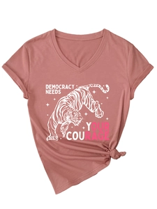 Dettaglio della maglietta con scollo a V, grafica a tigre e testo Democracy Needs Your Courage