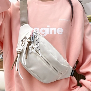 Weiße Damen-Brusttasche mit buntem Seilzug und Sternanhänger für lässigen Streetstyle