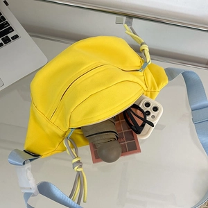 Innenansicht der gelben Brusttasche mit viel Platz für Regenschirm und Sonnenbrille