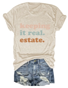 T-shirt girocollo avena con stampa Keeping It Real Estate e pantaloncini di jeans