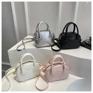 Mini sacs Boston tendance en argent, noir, blanc et rose avec bandoulières réglables