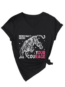 Dettaglio maglietta nera scollo a V con stampa tigre e slogan Democracy Needs Your Courage