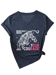 Dettaglio maglietta grigia scollo a V con stampa di tigre e testo Democracy Needs Your Courage