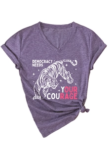 T-shirt viola con scollo a V, grafica a tigre e slogan Democracy Needs Your Courage