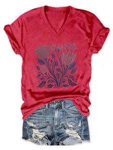 T-shirt rossa con scollo a V e stampa floreale abbinata a shorts in denim strappati