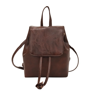 Zaino minimalista in ecopelle marrone scuro con chiusura a coulisse e texture opaca