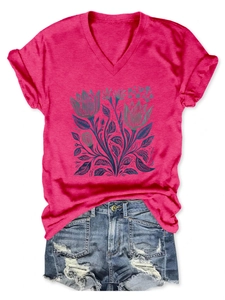 T-shirt rosa con scollo a V e stampa floreale blu abbinata a shorts di jeans piatti