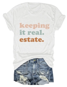 T-shirt bianca girocollo con testo vintage e pantaloncini di denim con strappi moda