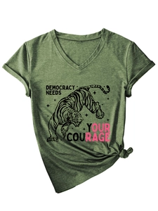 Dettaglio della t-shirt verde militare con scollo a V, grafica tigre e slogan