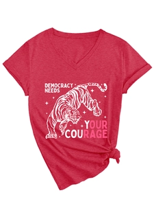 Dettaglio macro della t-shirt rossa con scollo a V, stampa tigre e orlo annodato