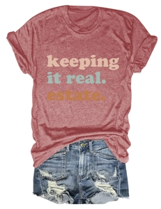 T-shirt rossa in cotone con stampa 'Real Estate' e pantaloncini in denim strappati su piano