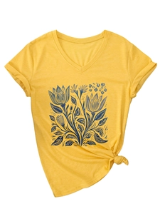 Dettaglio t-shirt gialla scollo a V con stampa floreale blu, maniche risvoltate e nodo
