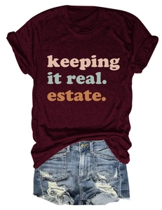T-shirt bordeaux a maniche corte con testo vintage e pantaloncini di jeans sfrangiati