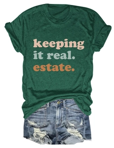 T-shirt verde con scritte e pantaloncini di jeans strappati disposti in piano su bianco