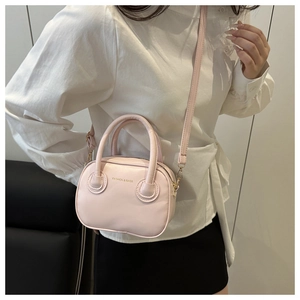 Sac à bandoulière rose minimaliste avec poignée supérieure et lettrage embossé mode