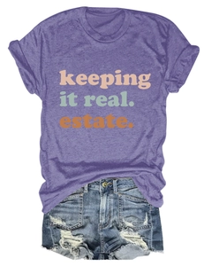 Flat lay di t-shirt viola melange con testo e pantaloncini di jeans denim strappati