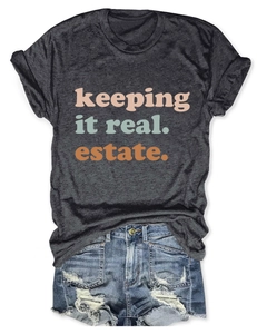 T-shirt in cotone grigio con testo e pantaloncini di jeans invecchiati con bordi sfilacciati