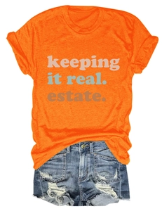 Vista piatta di una t-shirt arancione con scritta 'keeping it real estate' e pantaloncini