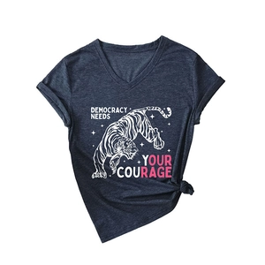 T-shirt donna scollo a V blu scuro con stampa tigre e testo Democracy Courage