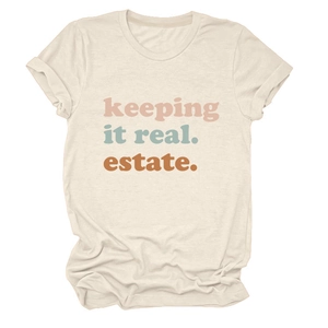 Dettaglio di t-shirt in cotone crema con stampa colorata Keeping it Real Estate