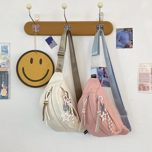 Große Crossbody-Tasche aus Nylon mit Sternanhänger und verstellbarem Gurt in Beige