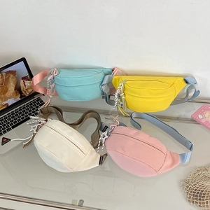 Geräumige Brusttaschen aus Nylon in Pastellfarben mit verstellbaren Schultergurten