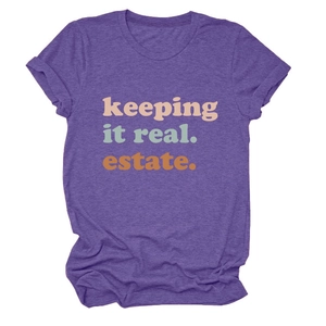 Dettaglio della t-shirt viola a girocollo con la scritta stampata keeping it real estate