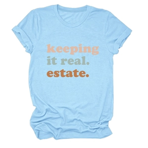 T-shirt girocollo azzurra con stampa grafica Keeping It Real Estate in stile moderno